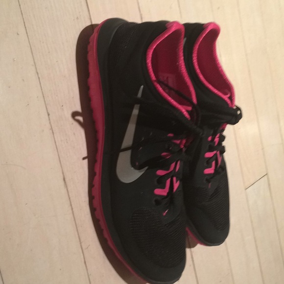 Nike black and pink sneakers - Picture 2 of 3